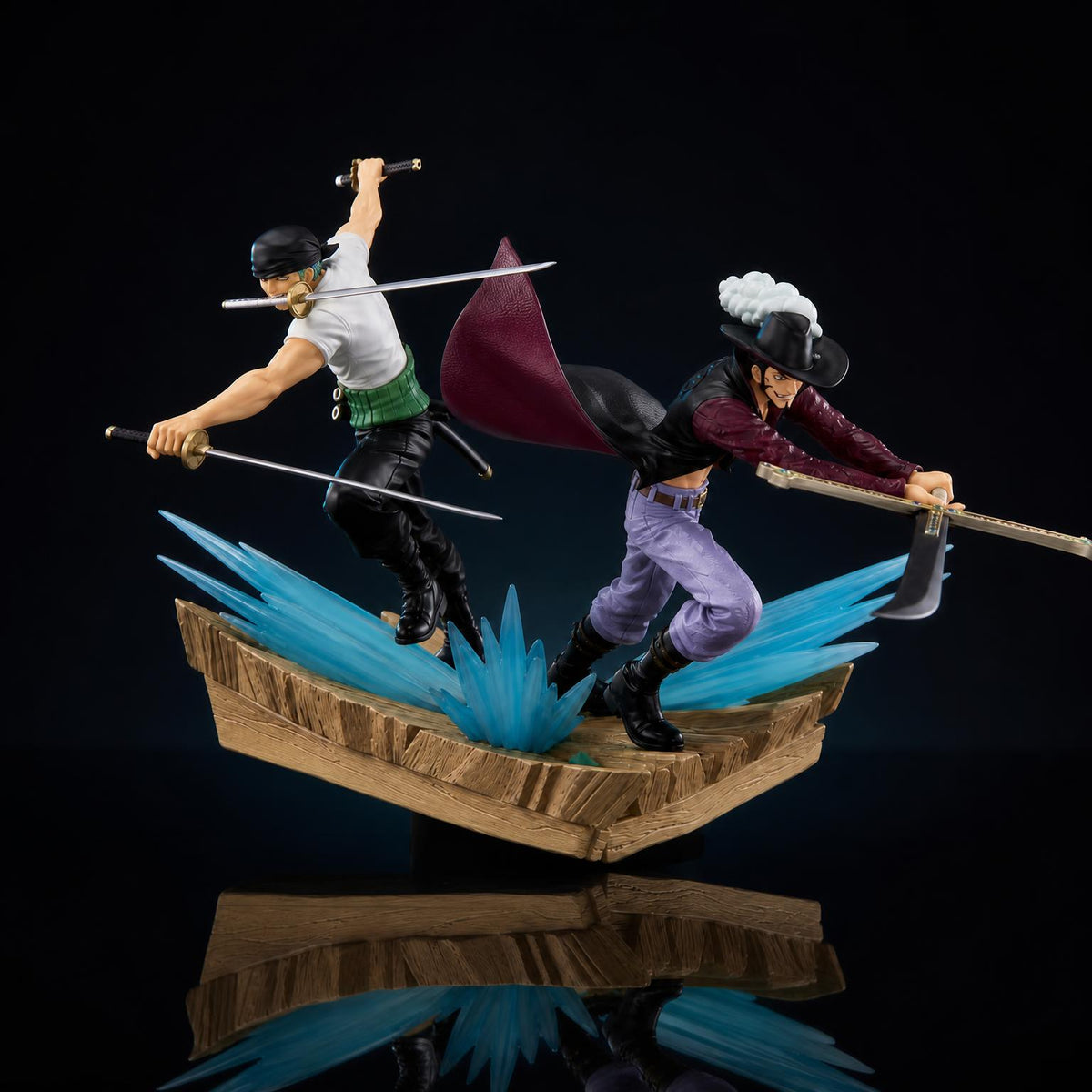 Figura de colección Figura Dracule Mihawk & Roronoa Zoro, vista lateral derecha