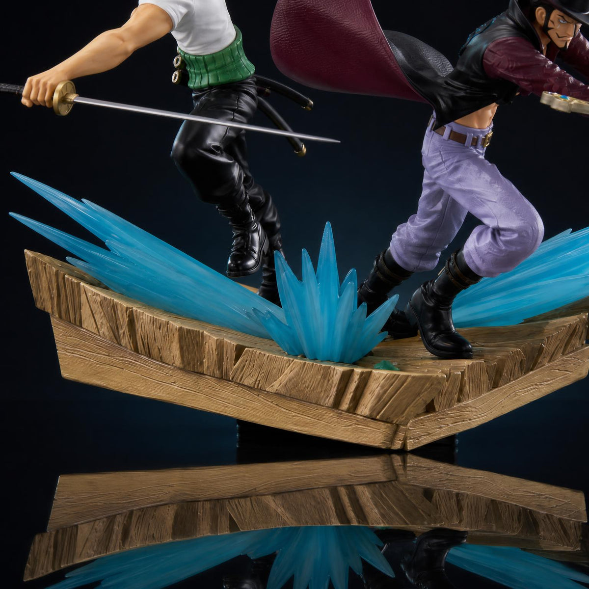 Figura de colección Figura Dracule Mihawk & Roronoa Zoro, detalle de la base